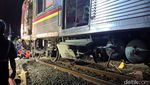 Potret Gerbong yang Sempat Terguling Kini Kembali ke Atas Rel