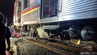 Gerbong-gerbong tersebut berhasil dievakuasi ke atas rel sekitar pukul 02.00 WIB, Senin (11/3/2019) (Foto: Jefrie Nandy Satria/detikcom)