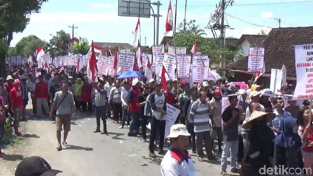 Warga Cepu Blokir Jalan Tuntut Legalitas Tanah yang Ditempati