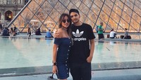 Aditya dan Kezia juga pernah menunjukkan momen mesra bersama di depan Museum Louvre, Prancis (keziatoemion/Instagram)