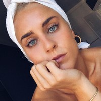 Mimpiku adalah untuk menjadi dokter. Aku meningkatkan (kemampuan) matematika, kimia, dan fisika dengan belajar sendiri di VUC dan akhir pekan ini aku akan mendaftar untuk kuliah kedokteran, ungkapnya pada majalah Denmark di tahun 2017. Foto: Instagram @sarahwbro