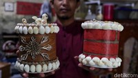 Kulit kerang itu akan diolah oleh Halim menjadi berbagai macam benda, mulai dari kotak tisu, gantungan kunci, dan masih banyak yang lainnya.
