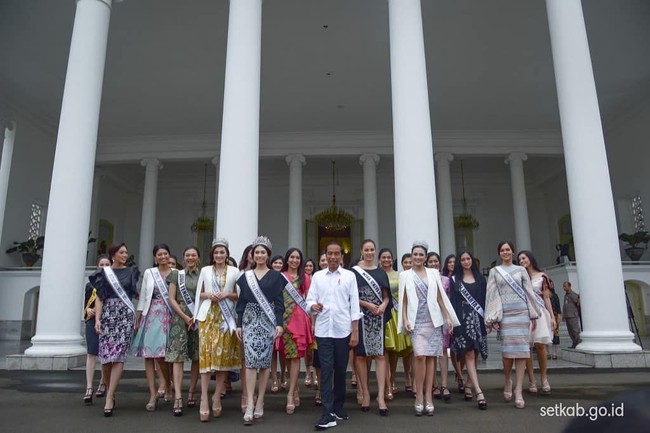 Presiden Jokowi kedatangan tamu spesial di Istana Kepresidenan Bogor, Jawa Barat, Senin (11/3/2019). Tamu tersebut adalah Miss Universe 2018 Catriona Gray dan para pemenang serta finalis Puteri Indonesia 2019. (Foto: Dok. Sekretariat Kabinet)