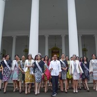 Presiden Jokowi kedatangan tamu spesial di Istana Kepresidenan Bogor, Jawa Barat, Senin (11/3/2019). Tamu tersebut adalah Miss Universe 2018 Catriona Gray dan para pemenang serta finalis Puteri Indonesia 2019. (Foto: Dok. Sekretariat Kabinet)