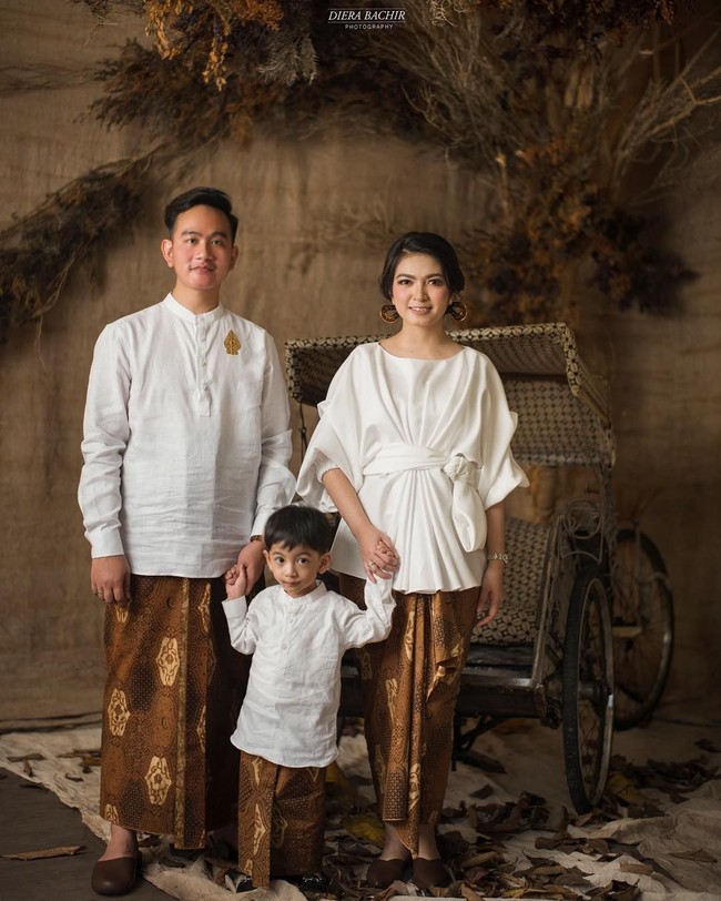 Family portrait of Gibran, Selvi, and Jan Ethes and also happy bday Jan Ethes, demikian tulis Diera di keterangan foto yang diunggahnya ke Instagram. Pada foto tersebut tampak Selvi, Jan Ethes dan Gibran berpose dengan mengenakan kain batik. Foto: Dok. Diera Bachir