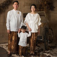 Family portrait of Gibran, Selvi, and Jan Ethes and also happy bday Jan Ethes, demikian tulis Diera di keterangan foto yang diunggahnya ke Instagram. Pada foto tersebut tampak Selvi, Jan Ethes dan Gibran berpose dengan mengenakan kain batik. Foto: Dok. Diera Bachir