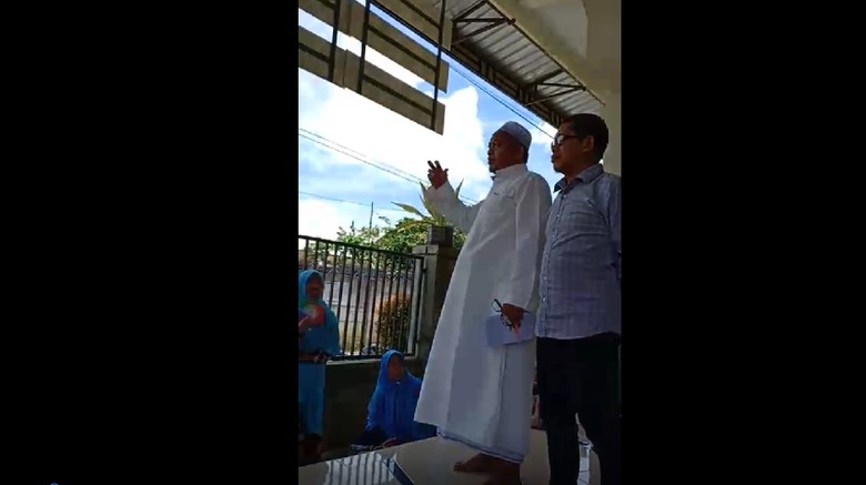 Ustaz di Banyuwangi Fitnah Pemerintah Legalkan Zina Terinspirasi Tengku Zul Ustaz di Banyuwangi Fitnah Pemerintah Legalkan Zina Terinspirasi Tengku Zul