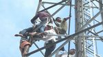 Aksi Wabup Purwakarta Panjat Tower Gagalkan Ayah-Anak Bunuh Diri