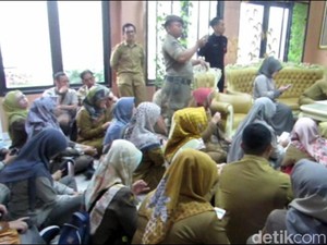 Tagih Tunjangan, Pegawai RSUD Ciereng Demo di Kantor Bupati Subang