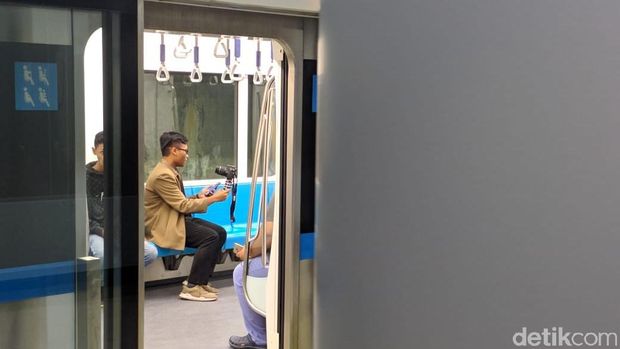 Pengguna MRT Jakarta Asyik Selfie hingga Ngevlog Saat Uji Coba