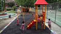 Anak-anak nampak asyik bermain di area taman bermain RPTRA Tidung Ceria.
