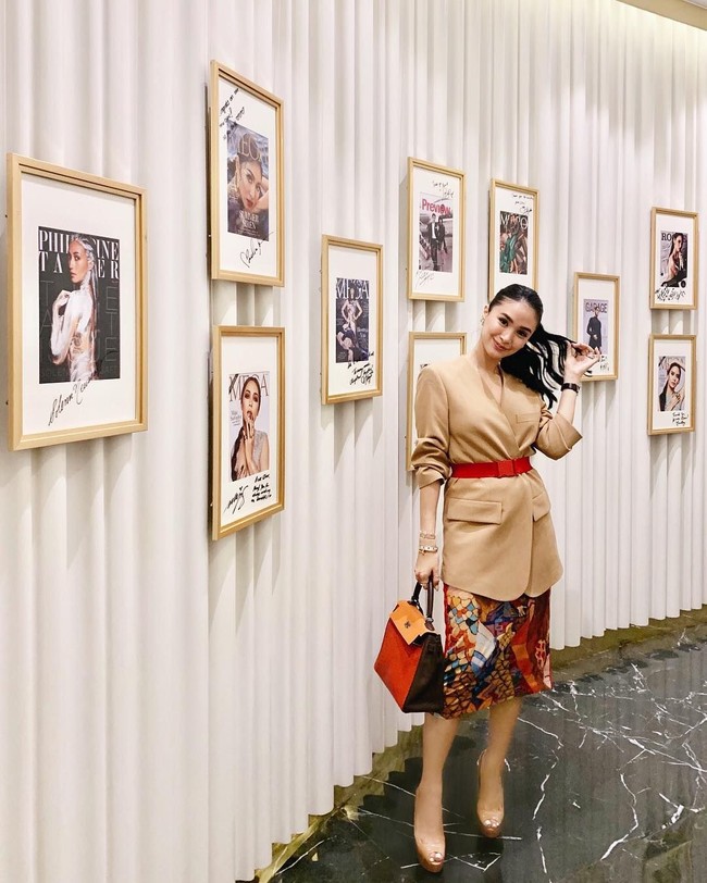 Selain makeup, Heart Evangelista juga tidak bisa lepas dari high heels. Bahkan saat berada di dalam rumah pun dia memakai sepatu atau sandal yang memiliki hak. Evangelista tidak mengungkap alasan khusus kenapa dia menolak memakai sepatu atau sandal tanpa hak. Ya, kita hidup cuma sekali, jika memang hal itu (memakai high heels) membuat kamu merasa nyaman, lakukan saja. Selama kita tidak menginjak kaki orang lain atau melempar orang lain dengan high heels atau melakukan hal buruk, itu tidak masalah, ujarnya. Foto: Instagram