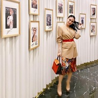 Selain makeup, Heart Evangelista juga tidak bisa lepas dari high heels. Bahkan saat berada di dalam rumah pun dia memakai sepatu atau sandal yang memiliki hak. Evangelista tidak mengungkap alasan khusus kenapa dia menolak memakai sepatu atau sandal tanpa hak. Ya, kita hidup cuma sekali, jika memang hal itu (memakai high heels) membuat kamu merasa nyaman, lakukan saja. Selama kita tidak menginjak kaki orang lain atau melempar orang lain dengan high heels atau melakukan hal buruk, itu tidak masalah, ujarnya. Foto: Instagram