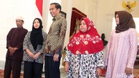 Siti lantas memperkenalkan keluarganya, yakni bapak, ibu dan saudara perempuannya. Dalam pertemun itu, orang tua Siti tampil sederhana, yakni mengenakan pakaian batik dan sendal. 