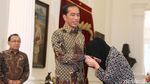 Momen Siti Aisyah Cium Tangan Jokowi Tiga Kali