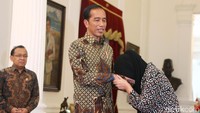 Begini momen Siti Aisyah cium tangan Jokowi tiga kali saat bertemu di Istana Merdeka, Selasa (12/3/2019).