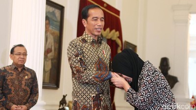 Momen Siti Aisyah Cium Tangan Jokowi Tiga Kali