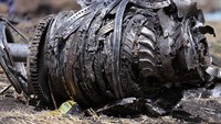 Bagian mesin pesawat tampak hancur. Reuters/Tiksa Negeri.