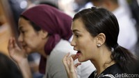 Atiqah pun optimis agar sang bunda bisa dapat hukuman yang paling ringan. Pool/Palevi S/detikFoto.