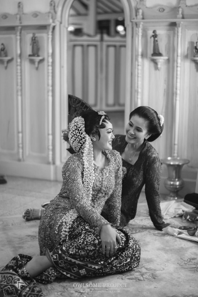 Kain yang dipakai adalah kain cinde sutera seperti yang digunakan oleh ibundanya ketika menikah dulu dengan teknik pemakaian disampir di bawah.  Foto: Dok. Owlsome Project