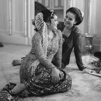 Kain yang dipakai adalah kain cinde sutera seperti yang digunakan oleh ibundanya ketika menikah dulu dengan teknik pemakaian disampir di bawah.  Foto: Dok. Owlsome Project