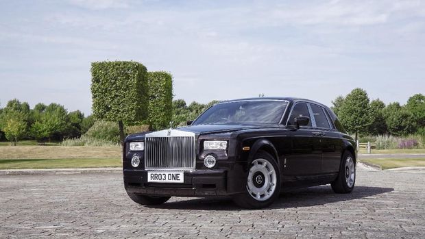 Rolls-Royce Phantom VII seperti yang digunakan Syahrini dan Reino Barack di Jepang