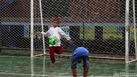 Di sore hari, lapangan yang berada di RPTRA Tidung Ceria ramai didatangi oleh anak-anak untuk bermain bola.