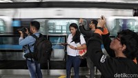 Uji coba MRT Jakarta gratis ini diikuti oleh warga yang sebelumnya sudah lebih dahulu mendaftarkan diri. Warga bisa memilih waktu dan lokasi stasiun keberangkatan. 