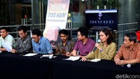 Kedua, KPK diminta segera menindaklanjuti laporan Koalisi Masyarakat Sipil Anti Korupsi mengenai dugaan perintangan penyidikan (obstruction of lustice) dalam kasus teror terhadap Novel dan pegawai KPK lainnya.