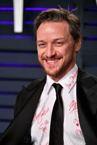 Menghadiri Oscars 2019, James McAvoy memakai kemeja yang penuh tanda tangan artis.