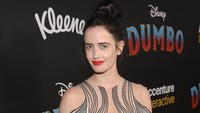 Ia tampak mengenakan gaun hitam-putih dengan motif unik. Jesse Grant/Getty Images for Disney