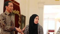 Raut muka Siti tampak haru saat menatap Jokowi. Matanya juga berkaca-kaca.