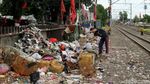 Duh Jorok, Sampah Menumpuk di Pinggir Rel Kereta Api