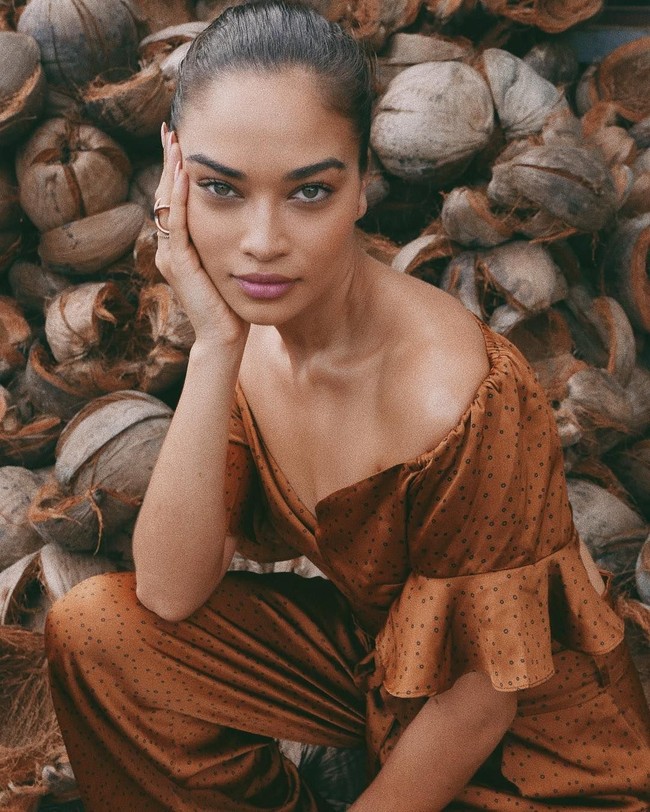 Anda tidak perlu telanjang di Instagram untuk menjadi wanita yang kuat, mencoba menunjukkan kepada anak-anak muda bahwa berpose telanjang di internet menjadi kuat itu memalukan dan panutan yang mengerikan, kritik netizen. Foto: Instagram @shaninamshaik