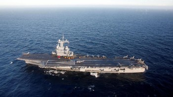 Terlihat kapal induk Prancis satu-satunya saat ini, Charles de Gaulle, berlayar melintasi laut Mediterania. Foto: Reuters