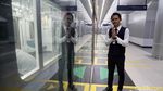Senyum Ramah Kru MRT Jakarta Sapa Penumpang