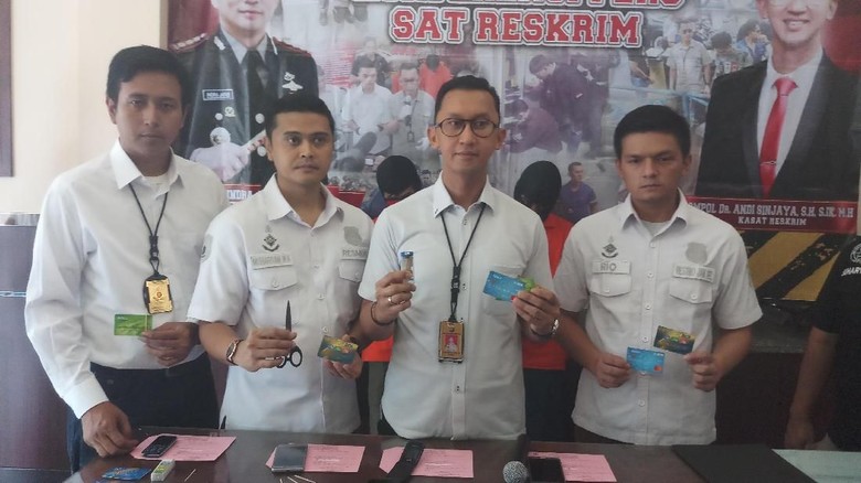 Polisi Tangkap Komplotan Pengganjal ATM di Minimarket Jaksel Polisi Tangkap Komplotan Pengganjal ATM di Minimarket Jaksel