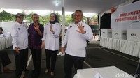 Simulasi itu diperagakan Arief Budiman, Sekjen KPU Arief Rahman Hakim, Komisioner KPU Pramono Ubaid, dan Evi Novida Ginting.