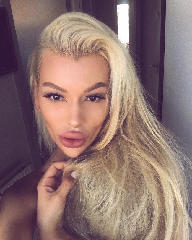 Penampilan wanita asal Copenhagen, Denmark itu pun jadi tampak ekstrem. Terlebih dari penampilan bibirnya yang sangat tebal.  Foto: Instagram (@elena_rosso)