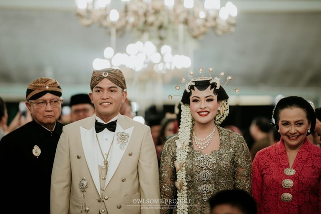 Di balik busana pengantin, adalah desainer Didiet Maulana yang merancang kebaya juga beskap bagi Tunku Atiah dan Zizi. Busananya merupakan bagian dari lini label Didiet, Svarna by IKAT Indonesia. Foto: Dok. Owlsome Project