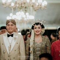 Di balik busana pengantin, adalah desainer Didiet Maulana yang merancang kebaya juga beskap bagi Tunku Atiah dan Zizi. Busananya merupakan bagian dari lini label Didiet, Svarna by IKAT Indonesia. Foto: Dok. Owlsome Project