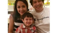 Augie Fantinus ditahan pihak kepolisian setelah menuduh polisi menjadi calo tiket di ajang Asian Para Games 2018. Namun kini sudah bebas dan bisa kembali bersama anak dan istri tercinta. Foto: Instagram@augiefantinus