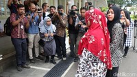 Siti terlihat memasuki kompleks Istana Kepresidenan, pukul 13.15 WIB. Siti tampak mengenakan kerudung berwarna hitam dan baju bermotif batik berwarna hitam-putih.