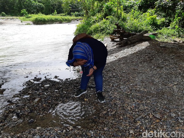 Ada pula mitos yang mengatakan bahwa mencuci muka atau mandi di sungai ini akan dapat jodoh dengan segera. (Bonauli/detikcom) Ada pula mitos yang mengatakan bahwa mencuci muka atau mandi di sungai ini akan dapat jodoh dengan segera. (Bonauli/detikcom)