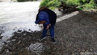 Ada pula mitos yang mengatakan bahwa mencuci muka atau mandi di sungai ini akan dapat jodoh dengan segera. (Bonauli/detikcom)
