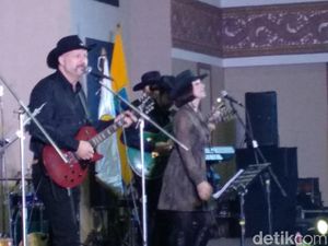 Wow! Profesor Amerika Ini Tergila-gila dengan Dangdut