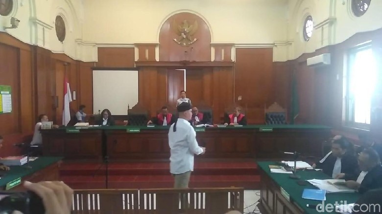 Pentolan Dewa 19 Minta Belas Kasihan Hakim Soal Sidang Berganti Siang Pentolan Dewa 19 Minta Belas Kasihan Hakim Soal Sidang Berganti Siang