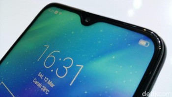 Waterdrop notch jadi tempat untuk kamera 13MP. (Foto: detikINET/Muhamad Imron Rosyadi)