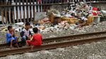 Duh Jorok, Sampah Menumpuk di Pinggir Rel Kereta Api