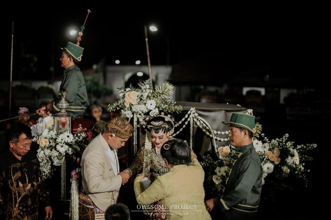 Kedua mempelai menaiki kereta kuda yang membawa mereka dari Pendopo Prawedanan menuju Pendopo Ageng Puro Mangkunegaran.  Foto: Dok. Owlsome Project